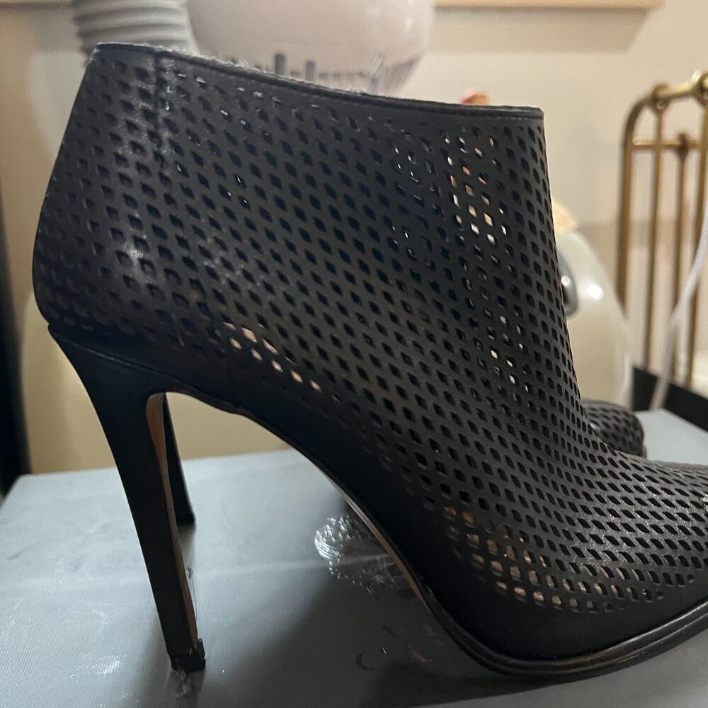 Vince Camuto/Vo-Leena/Perf boots/Black/Soft Calf/6.5